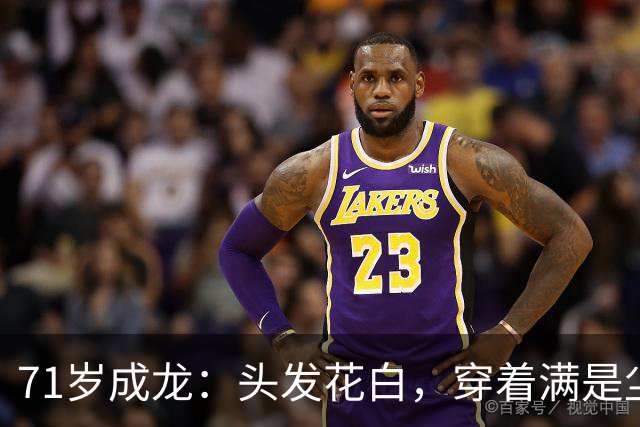 71岁成龙：头发花白，穿着满是尘土的戏服，站在哈萨克斯坦的戈壁滩上